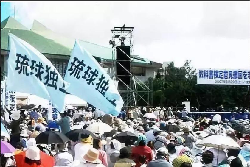 无耻到极致！日本政府为跪舔美国霸权，公然拿琉球民众的性命做赌注，百年殖民歧视的歹