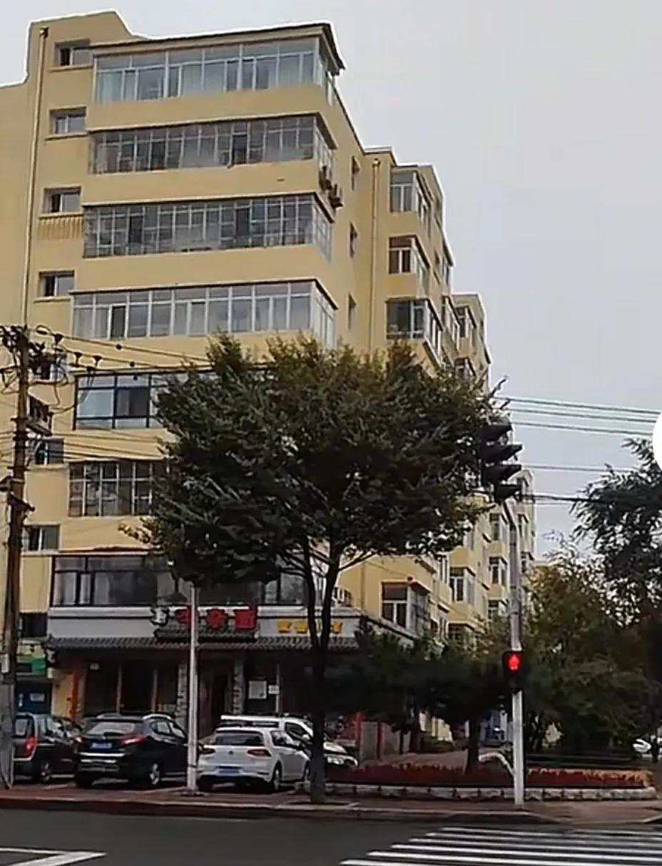 哈尔滨美食记忆
图片是哈尔滨香坊菜艺街跟珠江路交叉口，我去年夏天回去，特意去了这