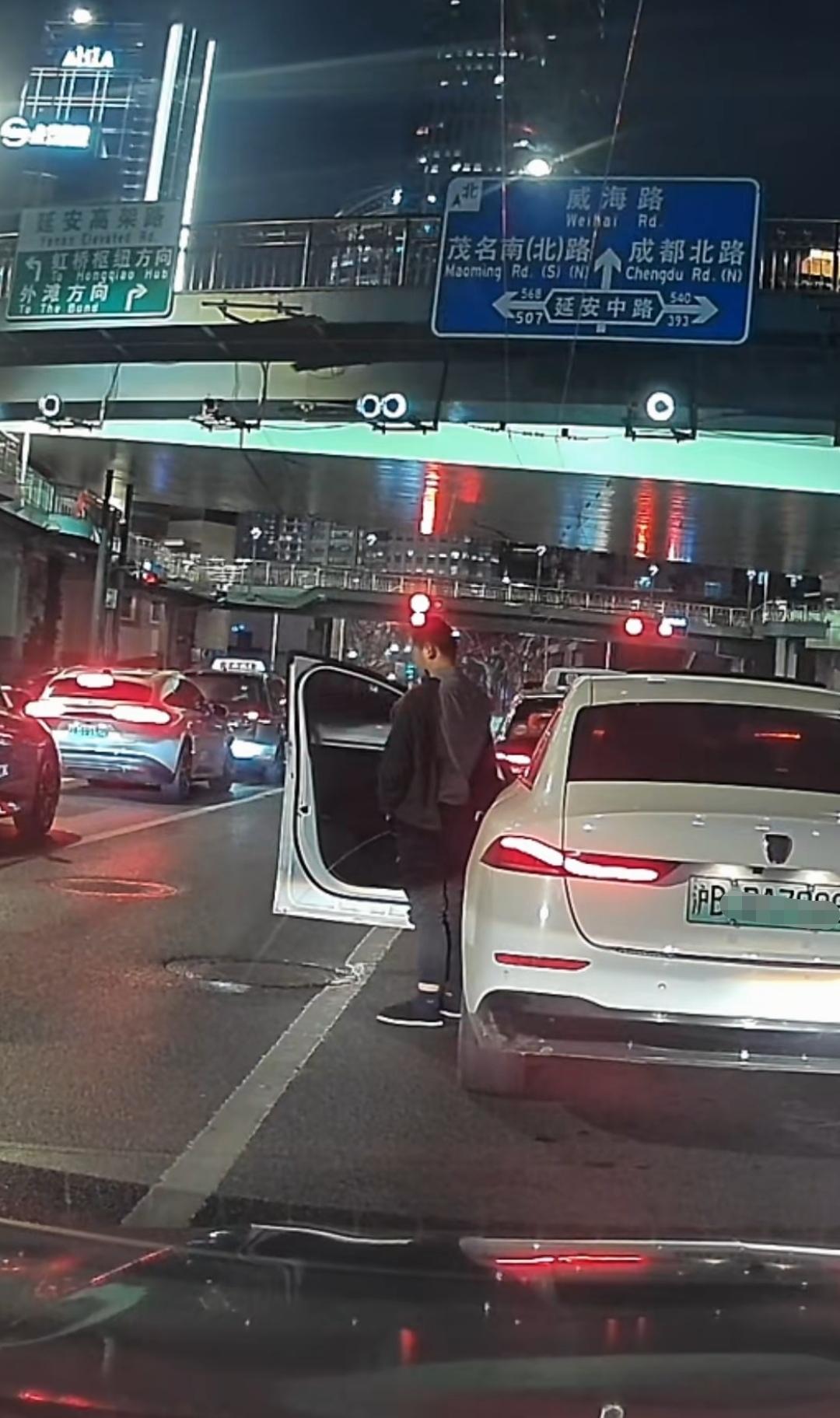 这泡尿是憋了多久，竟然在路口等红灯直接小便！
当阀门放开时，那是一个爽！
这泡尿