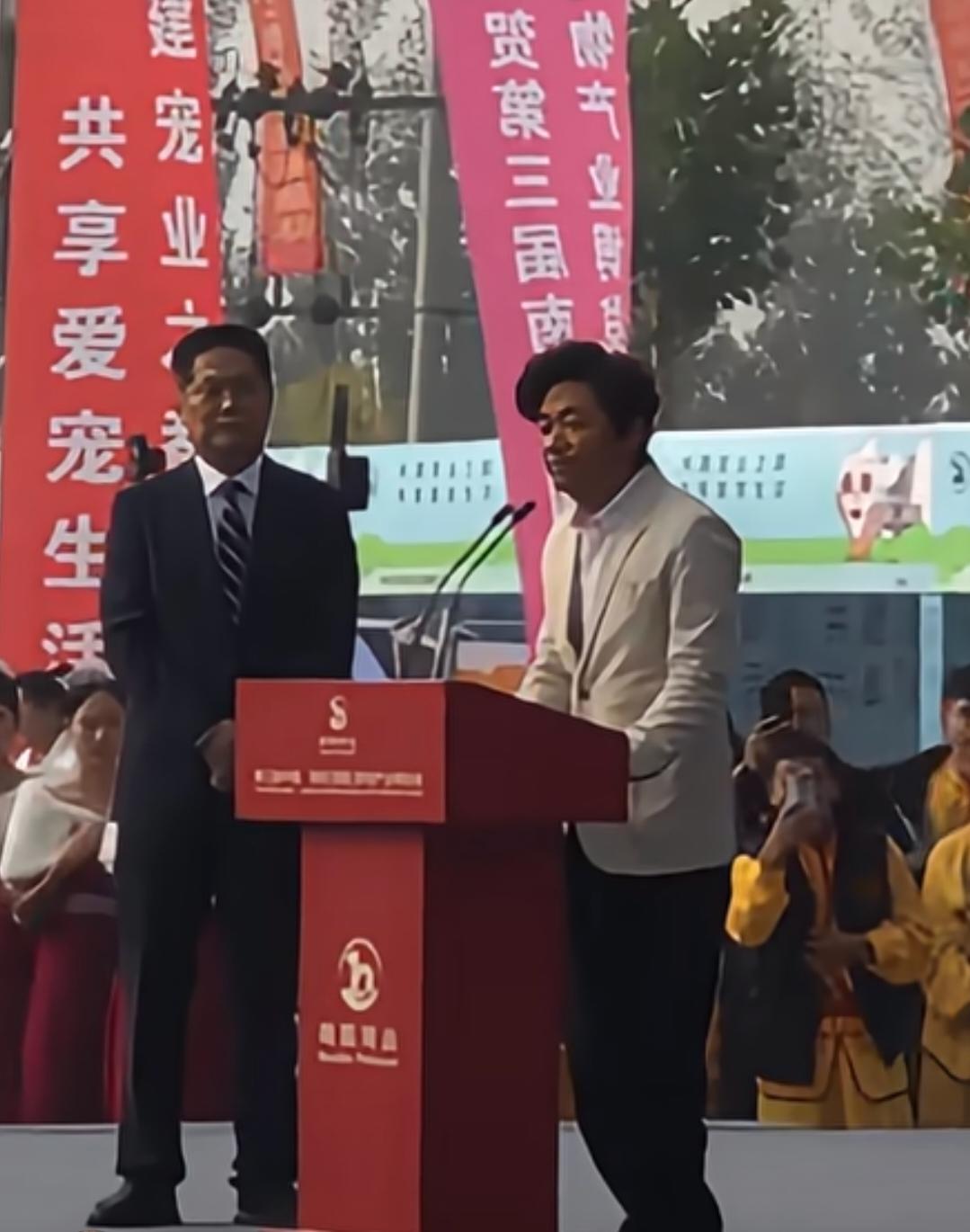 短短几年跟脱胎换骨了一样！
严重怀疑以前那个金莲故意丑化宝强然后换来她的高高在上