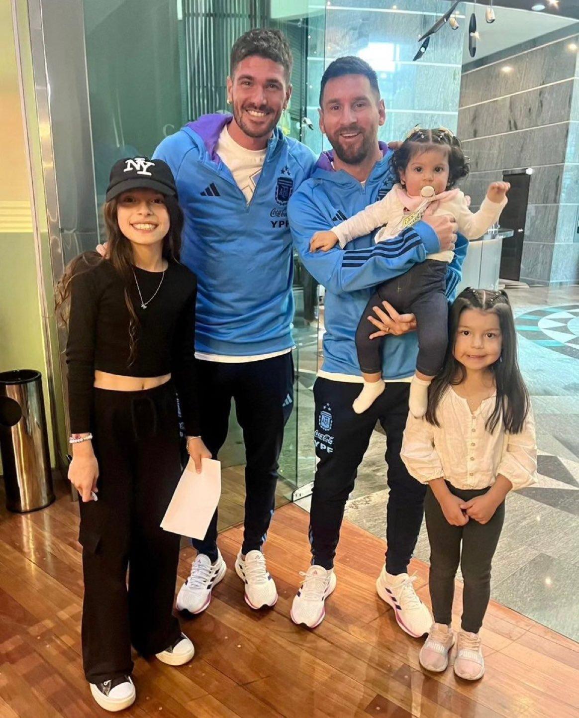 这是梅西最心酸的合影和拥抱吗？[捂脸]全是“招商银行”[呲牙][大笑]，苦逼的打