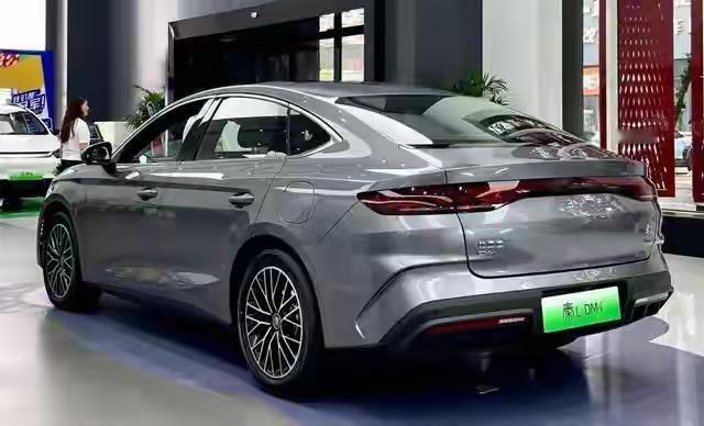 想买辆代步车，结果刷榜单刷到心梗：9月前十里七台绿牌，宏光MINIEV那台小方盒