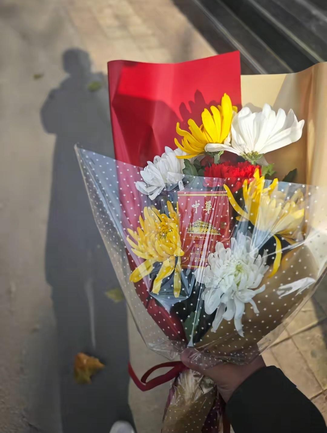 前天，有人捧着鲜花正赶往济南英雄山。仿佛真的去拜访教员一样，鲜花中还夹着一包中华