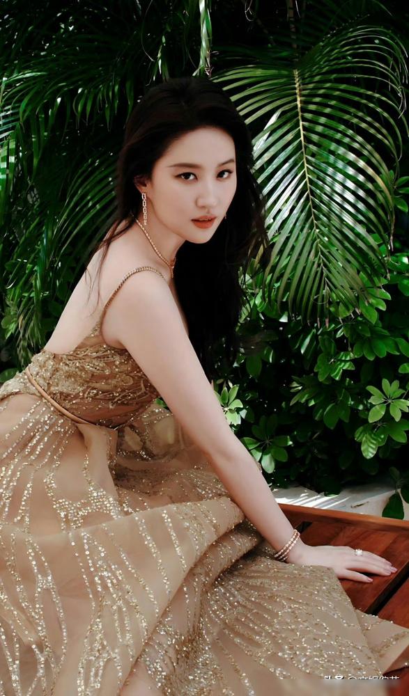 刘亦菲被嘲发福多年，这次竟然靠“松弛感”杀出重围，让全网闭嘴！
 
从被嘲“仙气