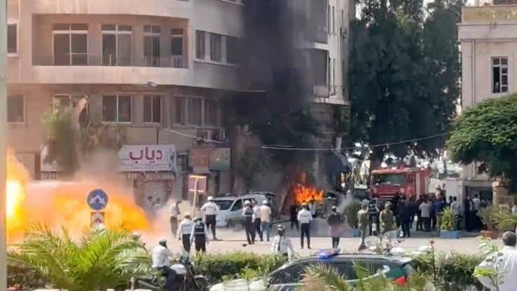 大马士革连环爆炸，地点就在法国总统马克龙下榻酒店附近。电视画面里，建筑冒烟，伤亡