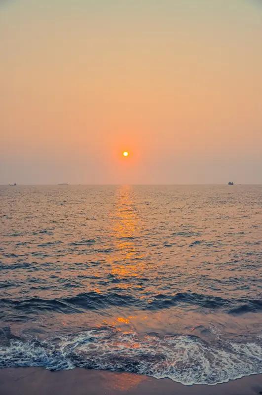 相册里最满意的照片，必须得是那张在海边拍的夕阳照。那天，我到海边散步，本没抱啥特