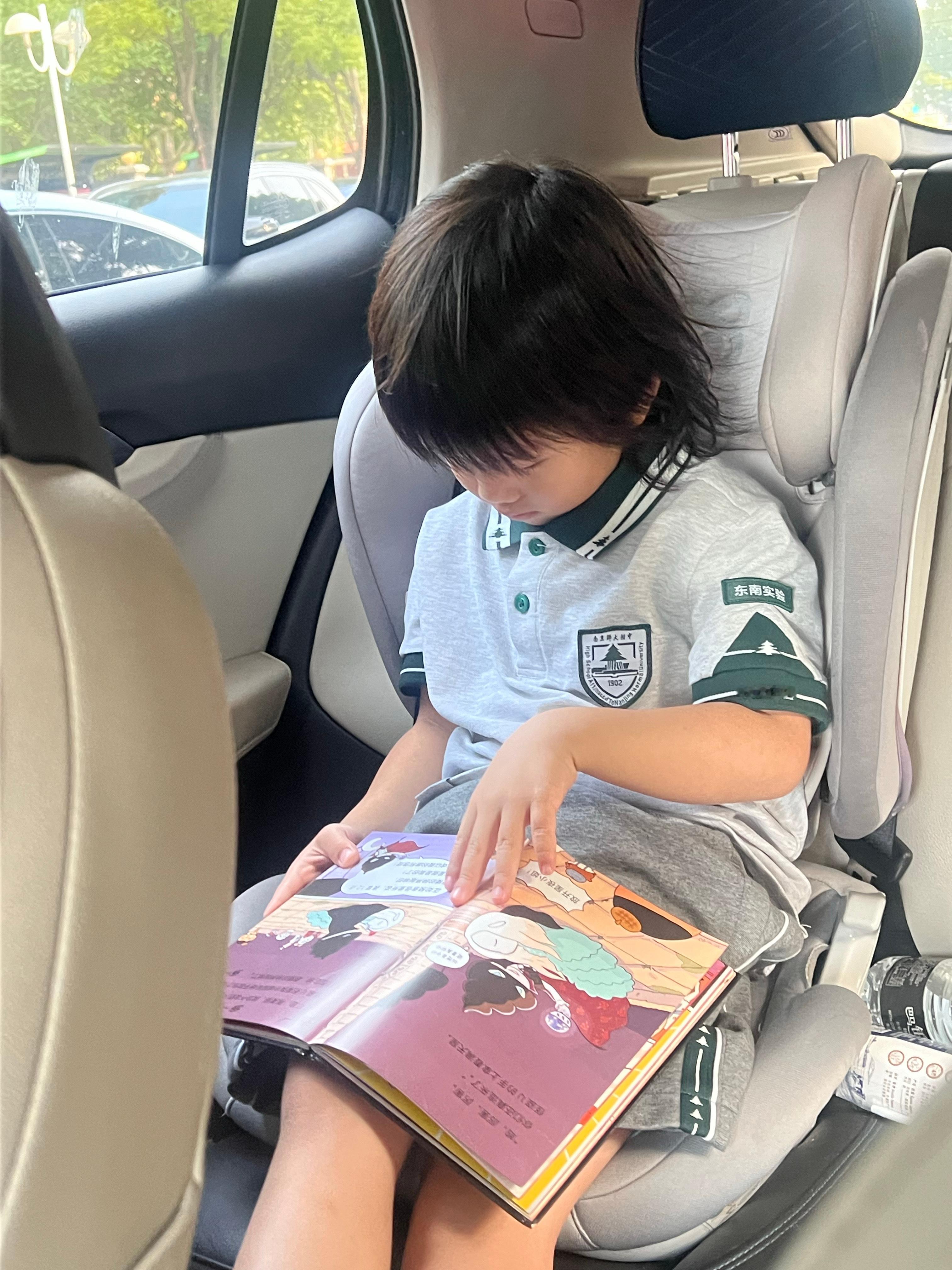 该来的还是来了，穿上了校服，头发说长了要剪短…所以放学第一件事就是带着M记来看答