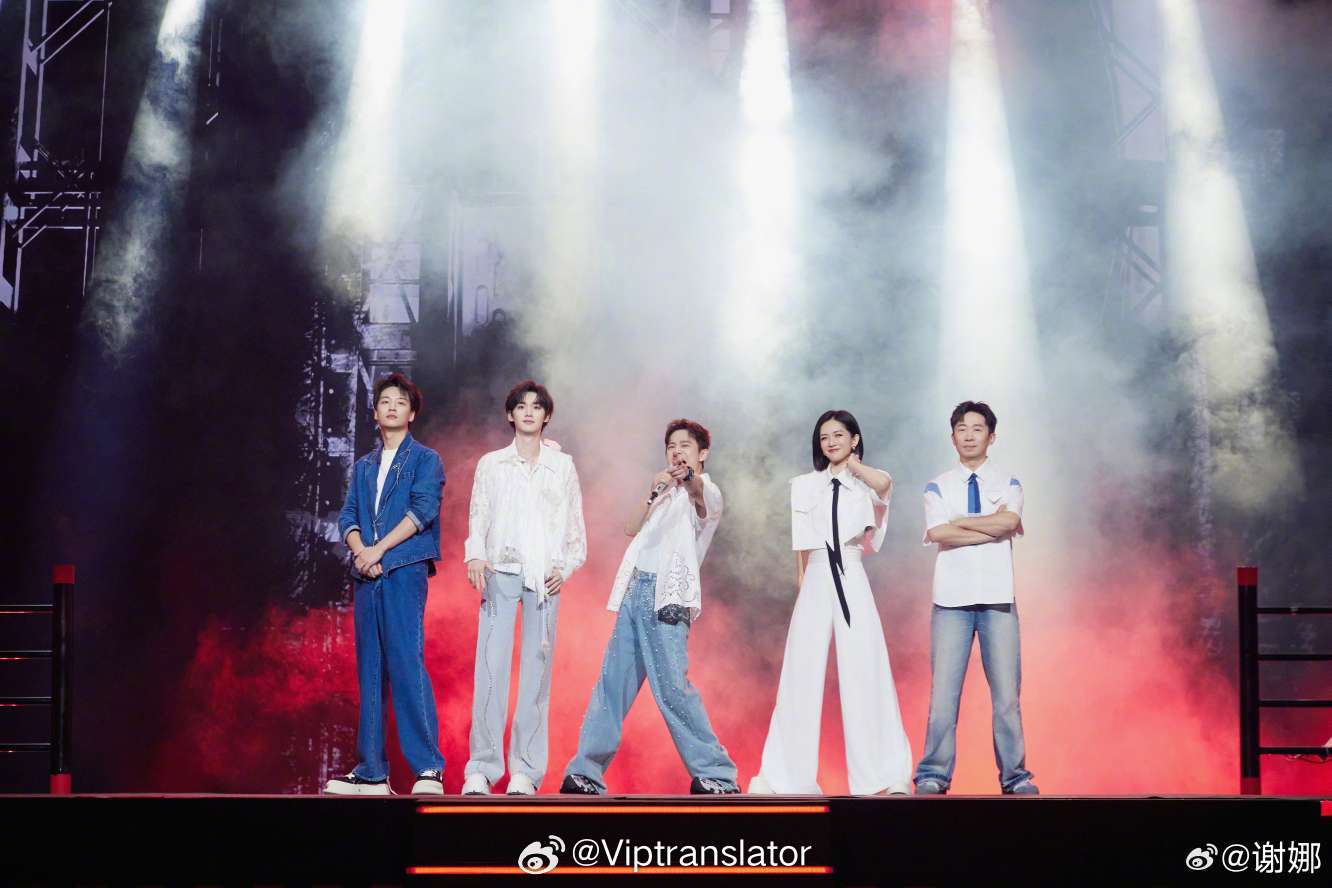 哇靠！这张图，真的梦回快乐大本营。谢娜站在何炅右边。谢娜赶快加入你好星期六常驻吧