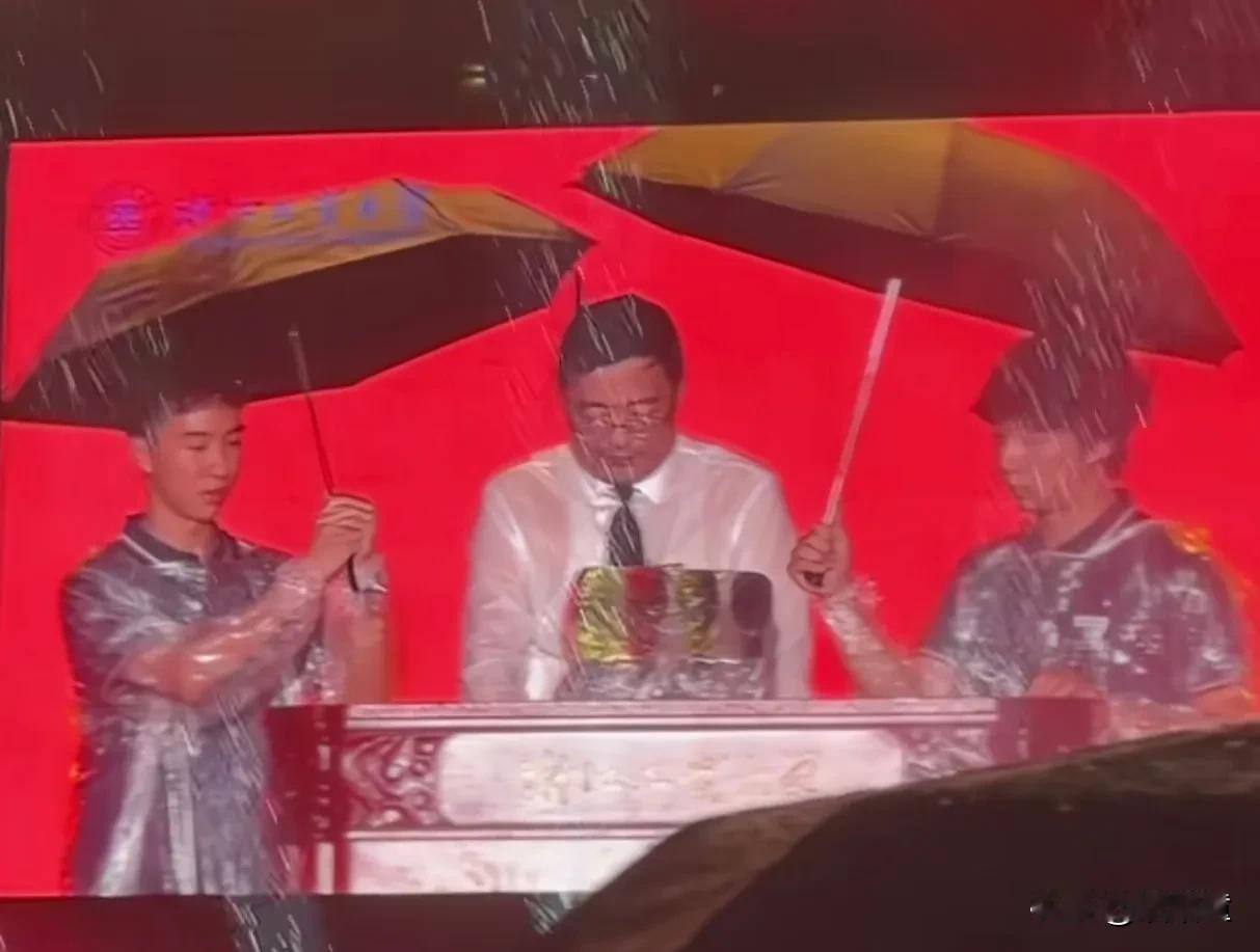 孩子，唯一一次给校长遮风挡雨的机会，你们成功错过了！
不过在浙大，这不是首次，有