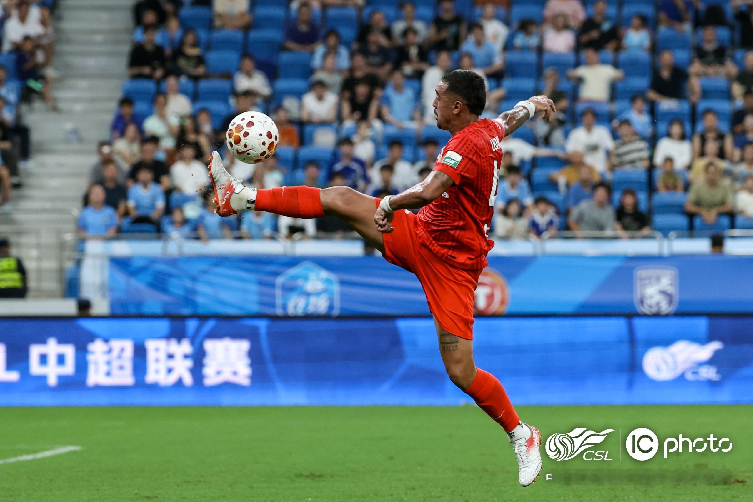 2026怡宝中超联赛 第25轮，深圳新鹏城0比1上海海港 。比赛开始，场面较为胶