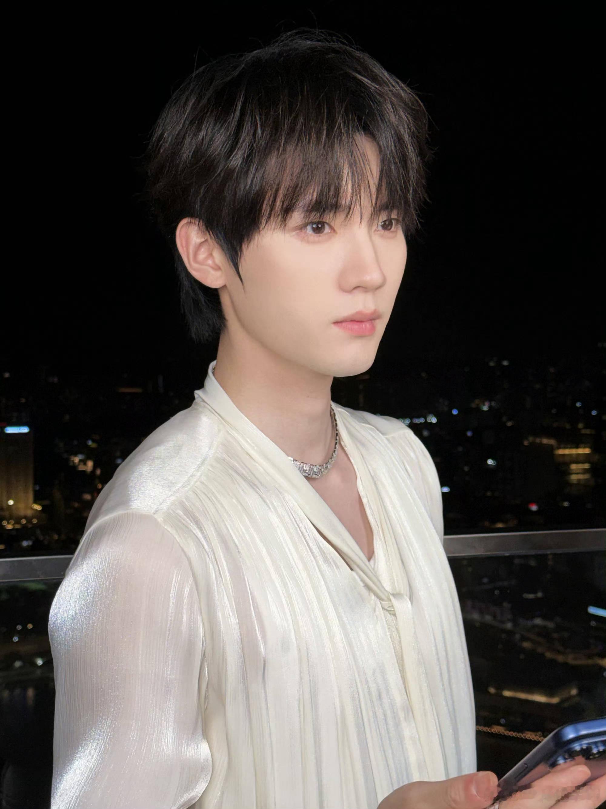 周翊然 怎么这么好看！！今天是温柔的白马王子！ 