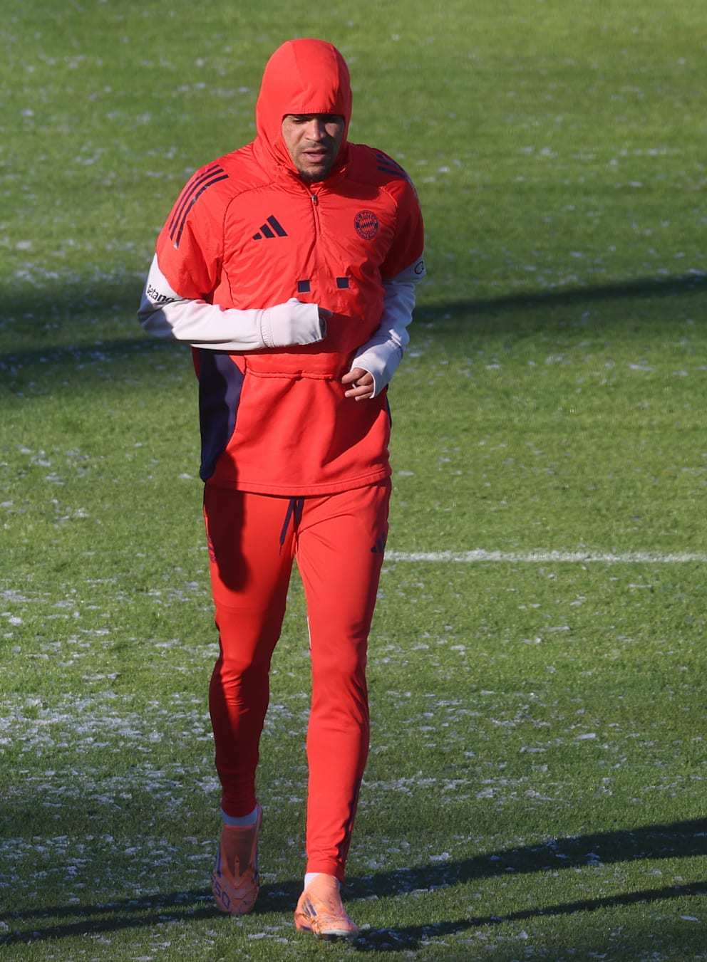 路易斯·迪亚斯今天在零下6度的气温下进行训练。这位哥伦比亚球员最初几分钟独自慢跑