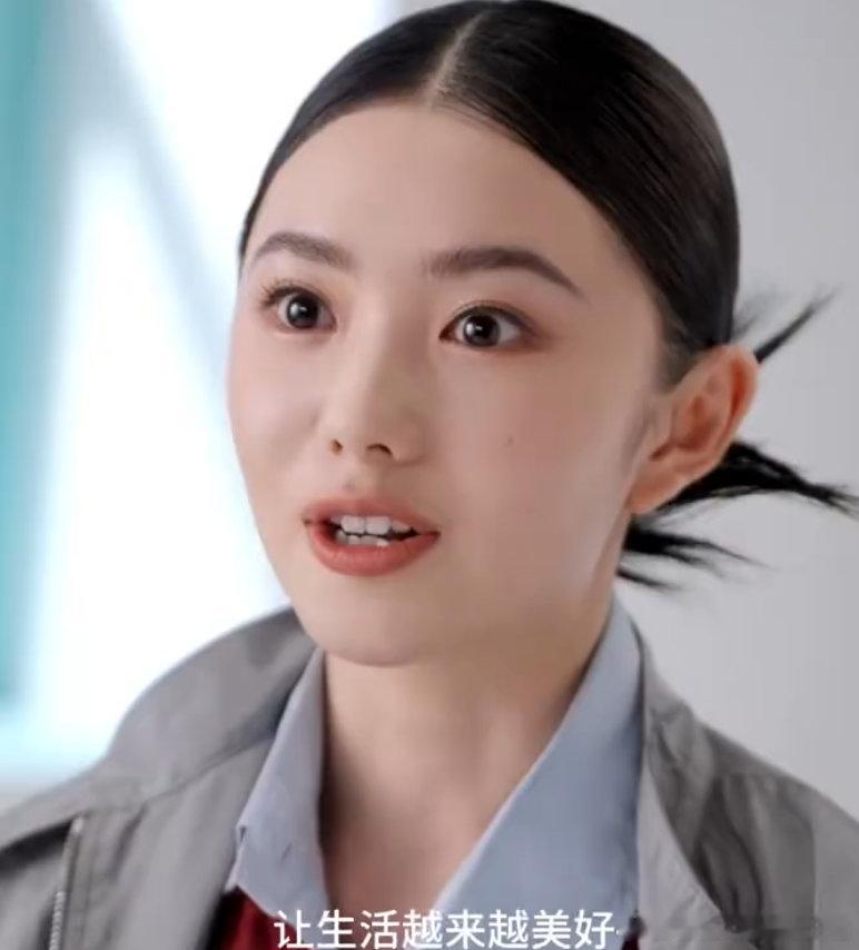 刘浩存给自己剪头发刘浩存为角色学习内容技能为角色学洗发护发理发，这种细节感好戳人