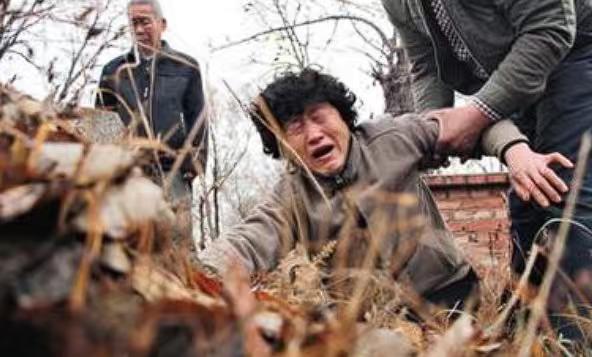 一个报案者，最后竟成了死刑犯。1996年，18岁的呼格吉勒图和工友发现女尸主动报