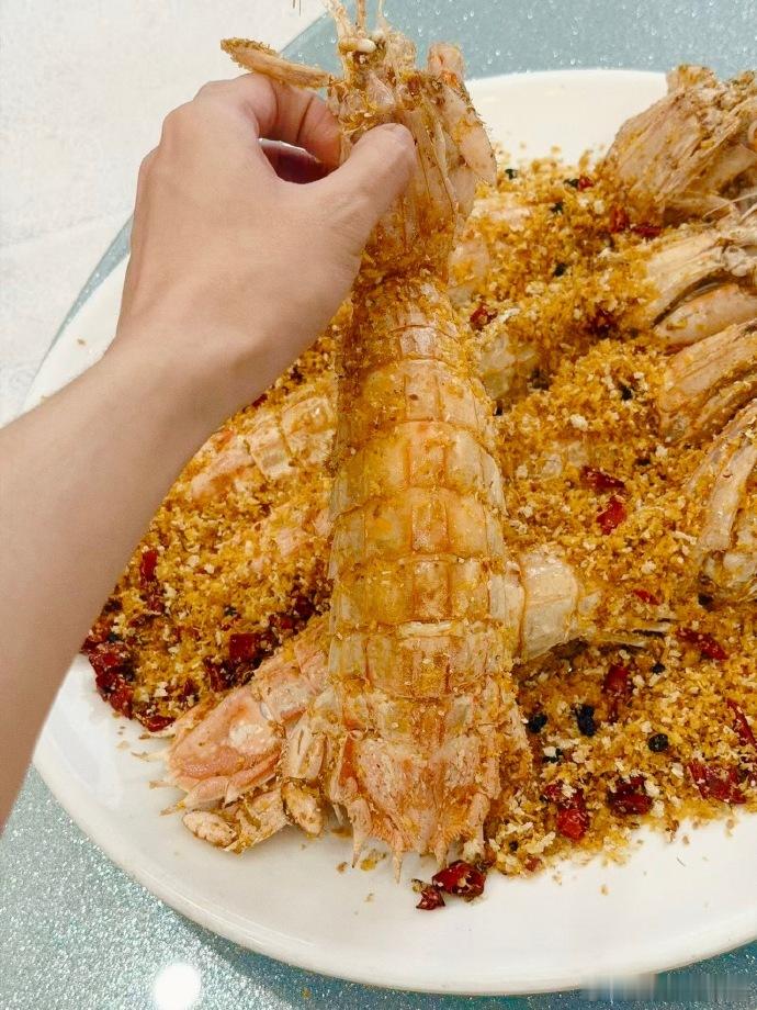 是认真记录并和我们分享美食的檀健次呀，多多多吃点~ 