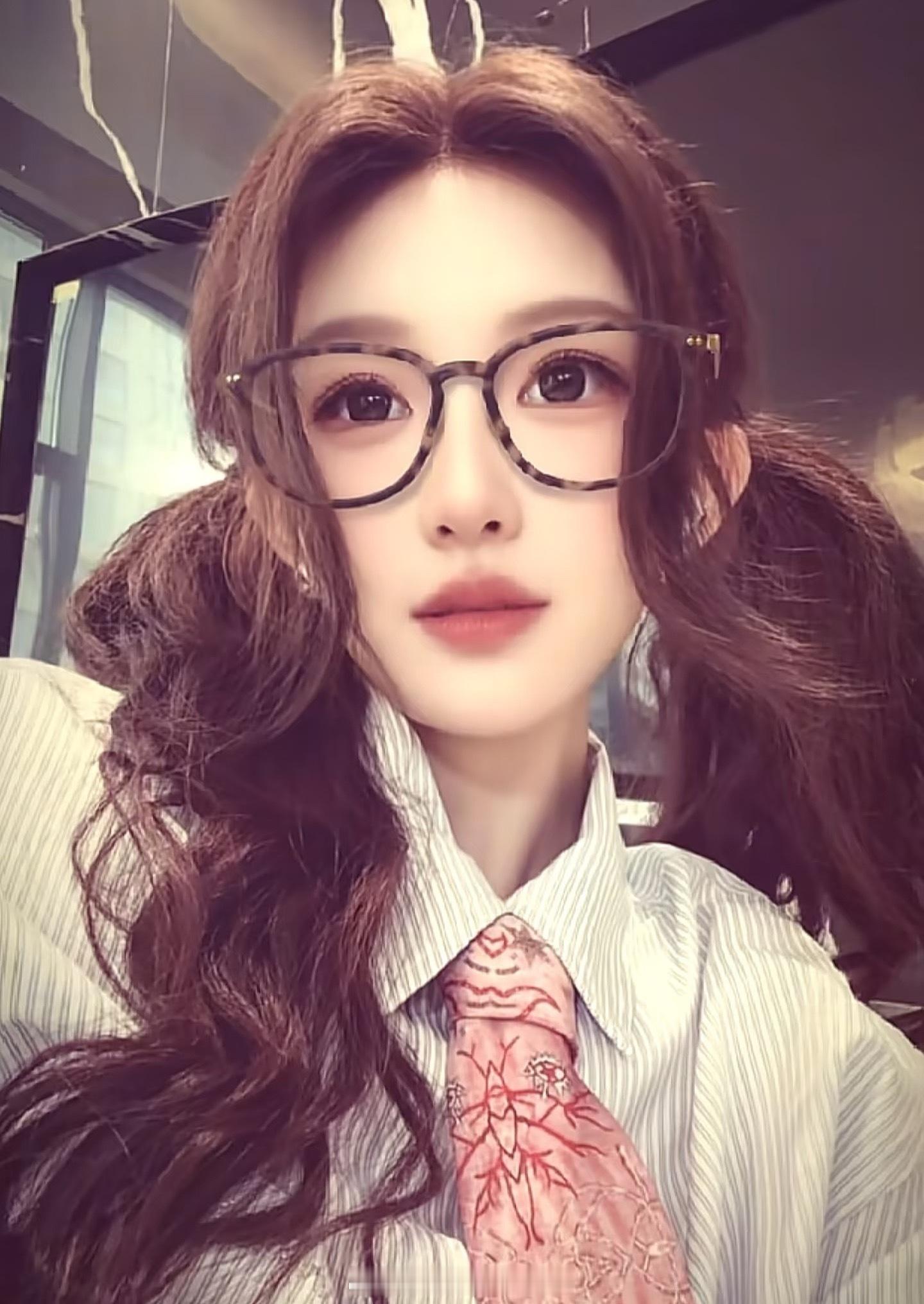 难得有女演员hold得住双马尾 