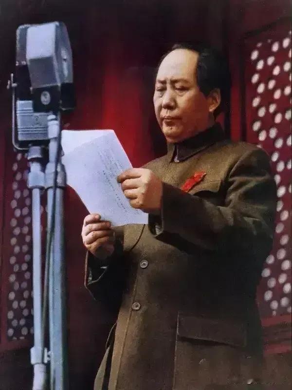 1949年3月，毛主席进了北平。
毛主席一直没让人给他做新衣服，还常对大家说：“