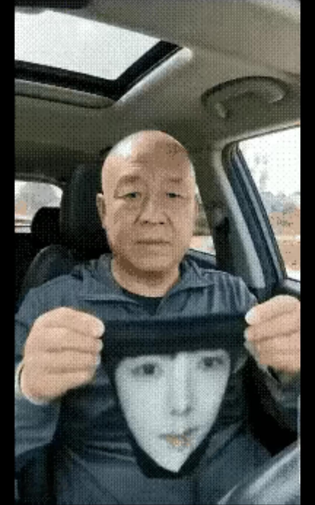 上海街头最近出现了一个让人头皮发麻的场景。一位光头大汉戴上硅胶仿真头套，瞬间变成