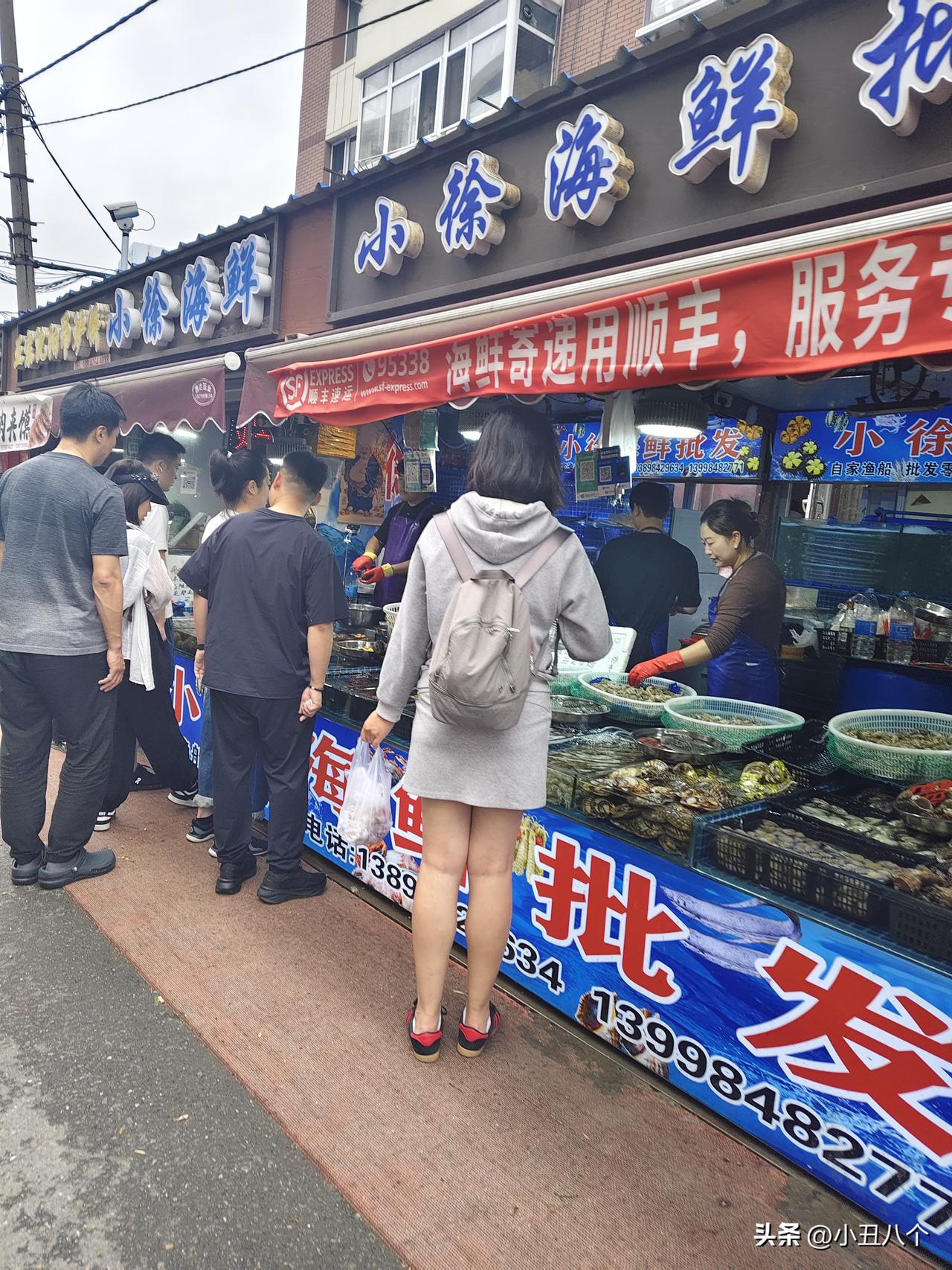 现在只要是周末，马栏市场额卖海鲜的基本上就得排队了，一看就是外地游客，不论怎么掩