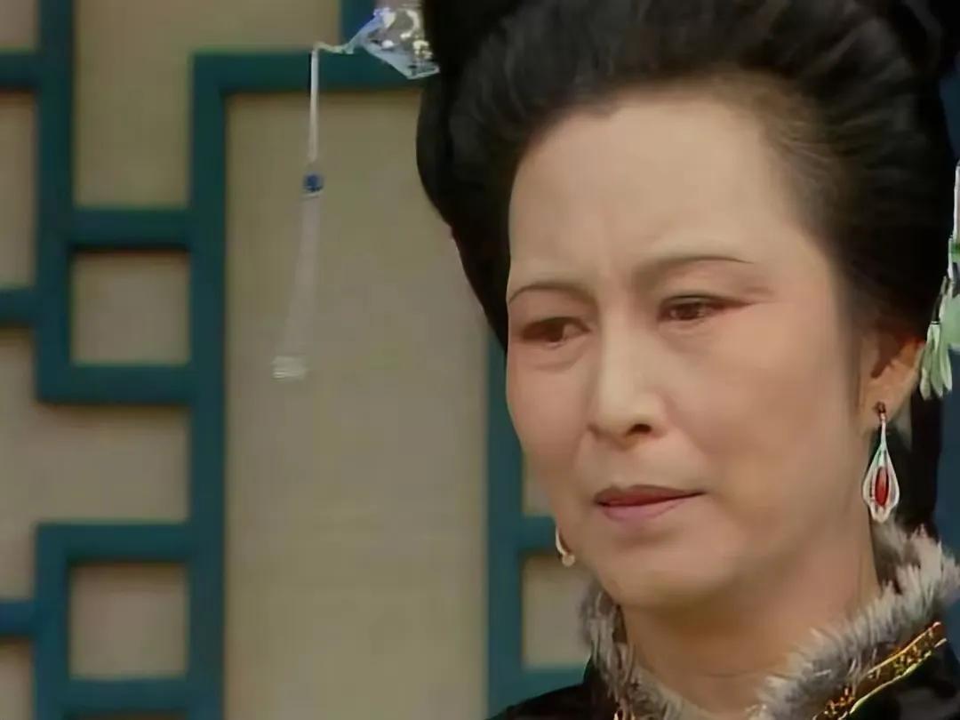 刘姥姥第二次来贾家，贾母带着她逛大观园，王夫人也是跟着的。到了黛玉那儿，黛玉为大
