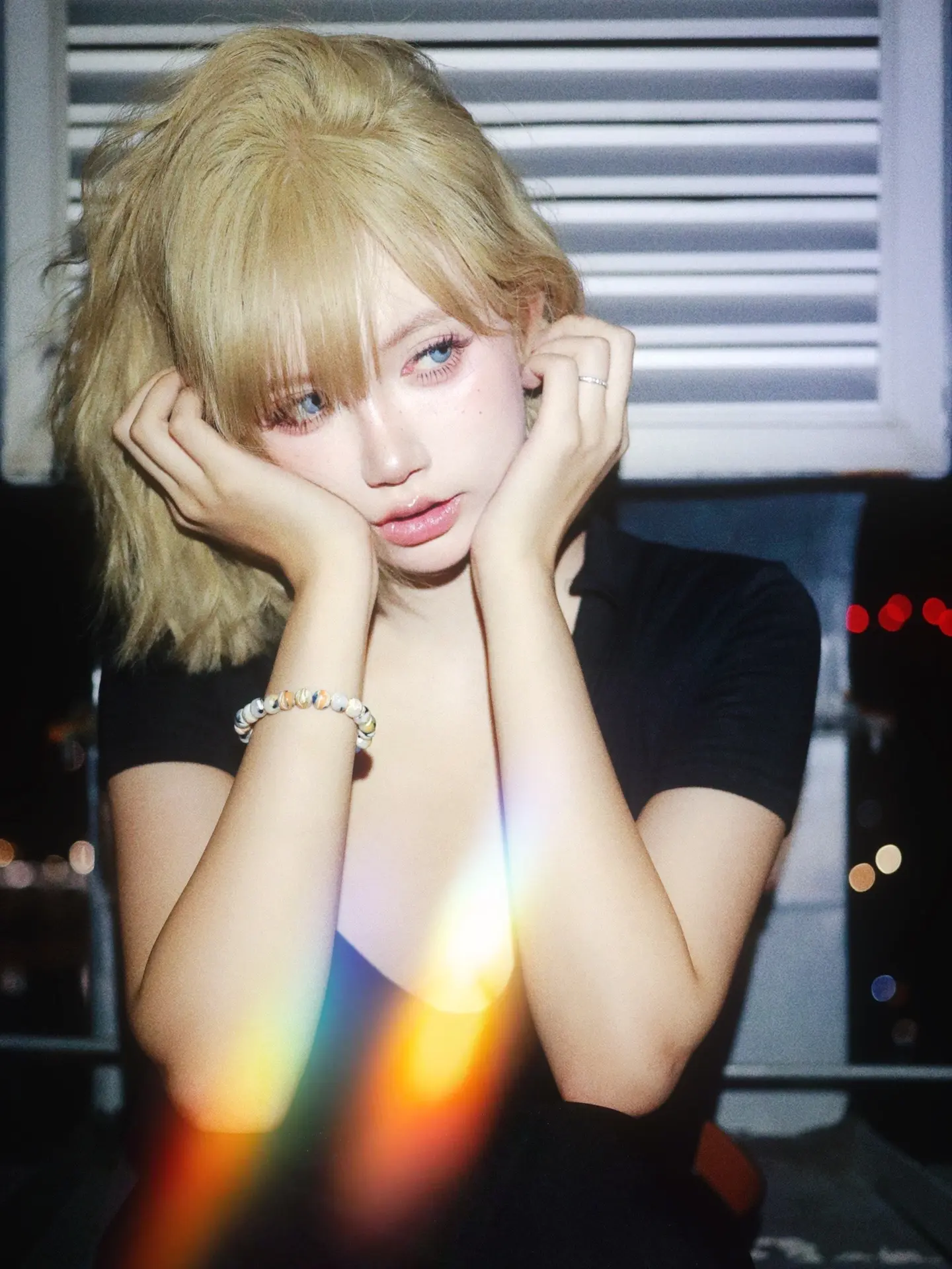 夜晚也不是一个有趣的东西。它呼啸而过 只是炫耀着 它的无形与无力 MODEL