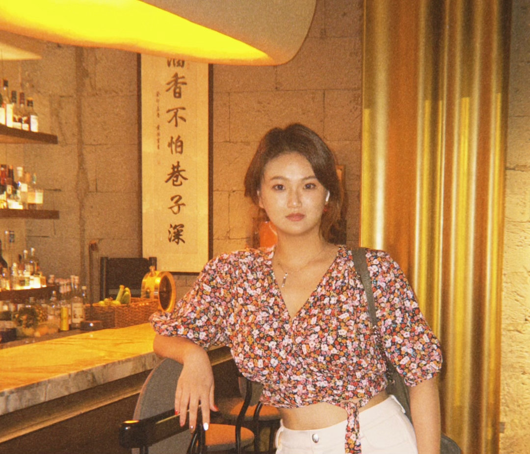 不能总大马金刀地杵着拍照 