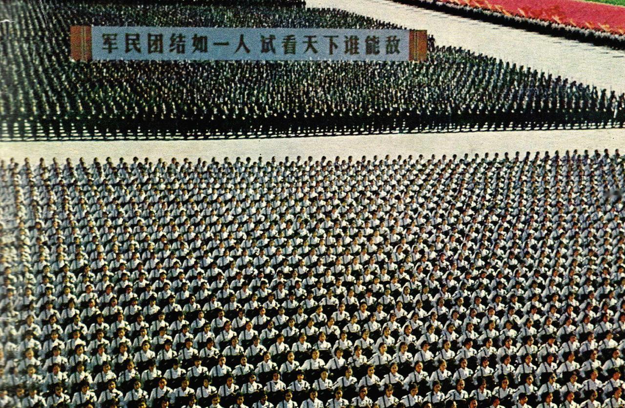 《军民团结如一人，试看天下谁能敌》——这张照片实在是太有气势了，看上去人数相当多