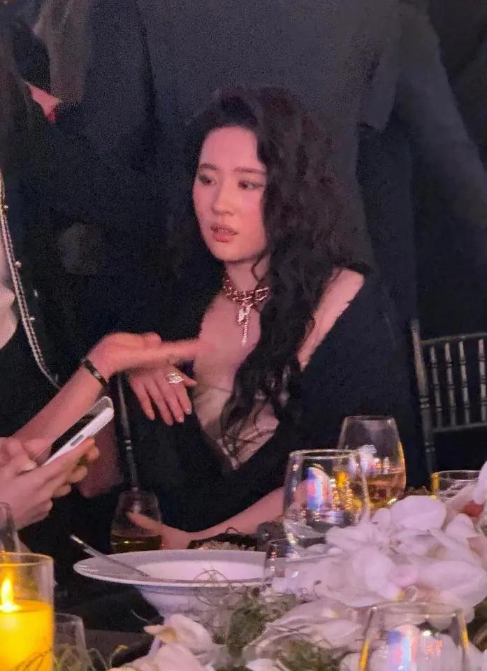 刘亦菲喝醉酒微醺的状态被拍到，脸上已经泛起了红晕，被拍到后眼神微怒 热图阁公众号