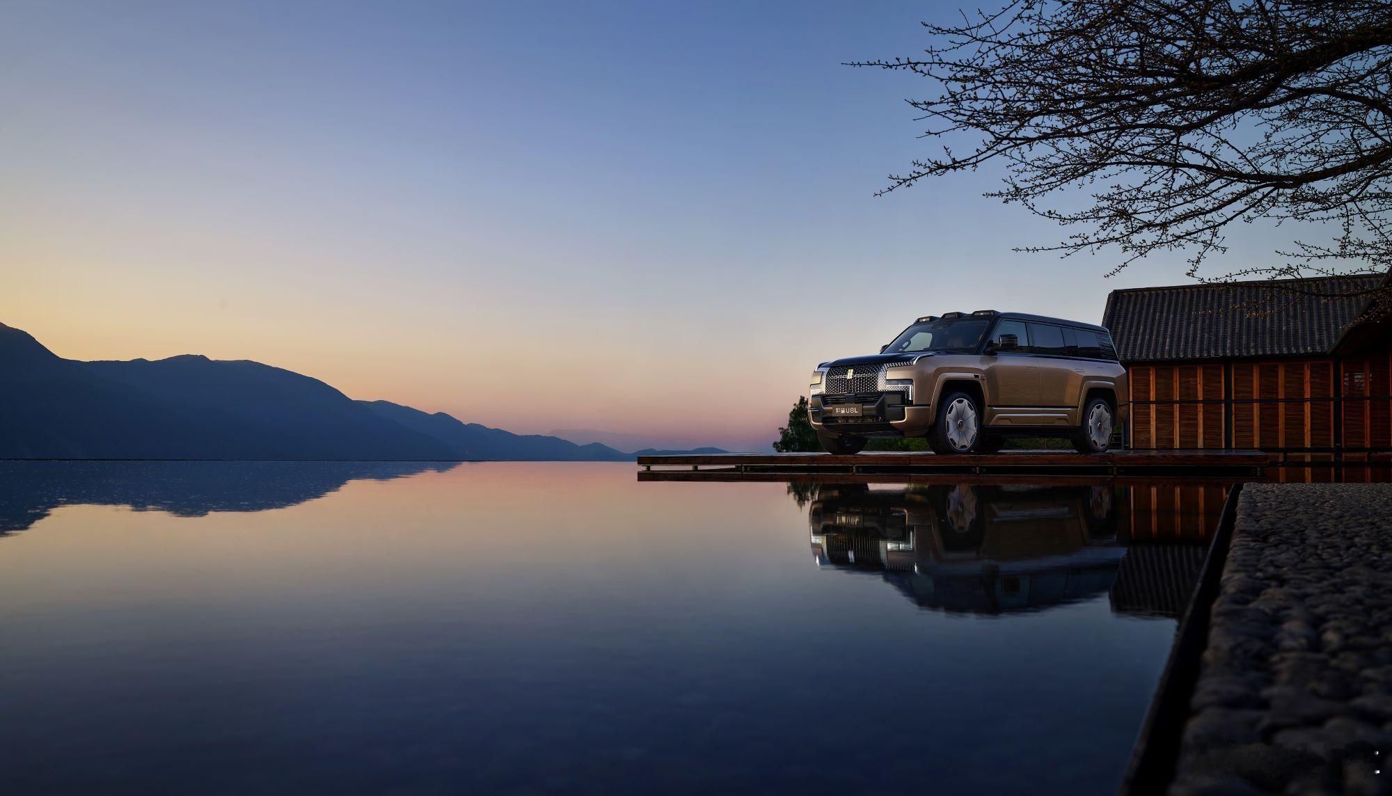 仰望U8L鼎世版能否重新定义全尺寸行政豪华SUV？在新能源浪潮席卷全球的当下，中