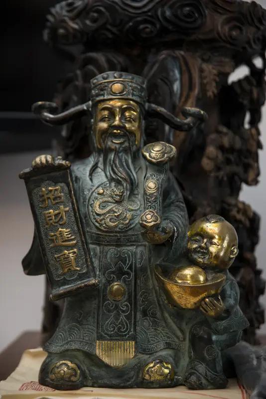 小孩钻进财神爷怀里出不来，这事儿还真发生过。2026年1月25日下午，浙江义乌一