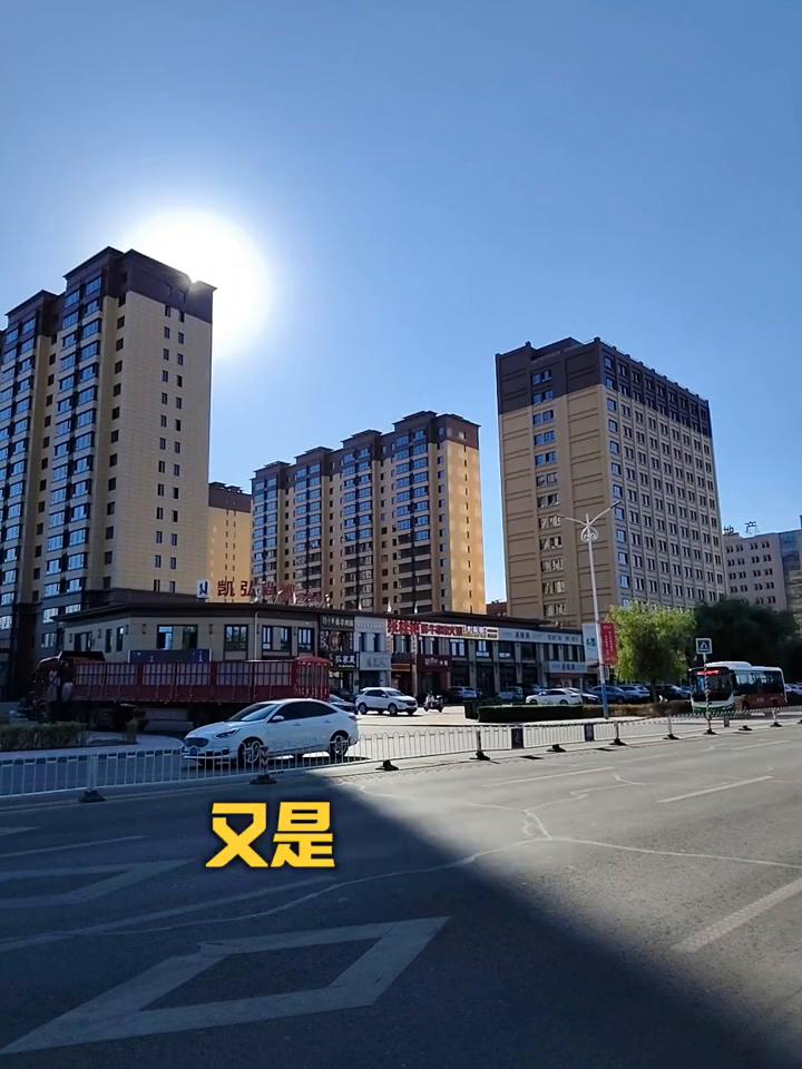 卖房。
我还是那句话，兄弟我卖过房子，我知道你不要看表面上又是奔驰、宝马，好像老