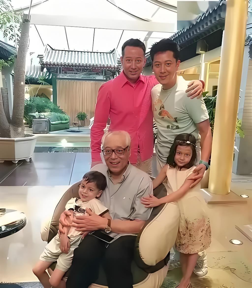 大明星蔡国庆，给亲弟弟蔡军发了20年工资。每月2万，480万，就干一件事——在家