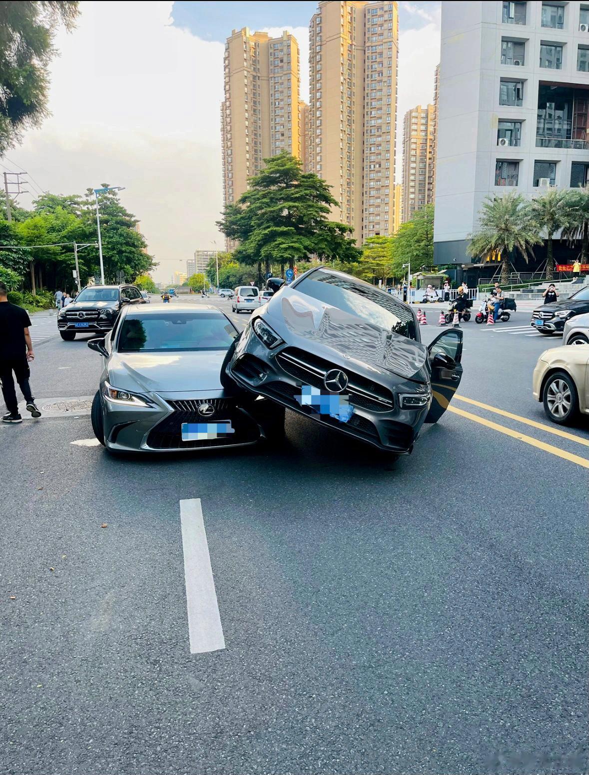 不愧是奔驰，力压日本车…… ​​​