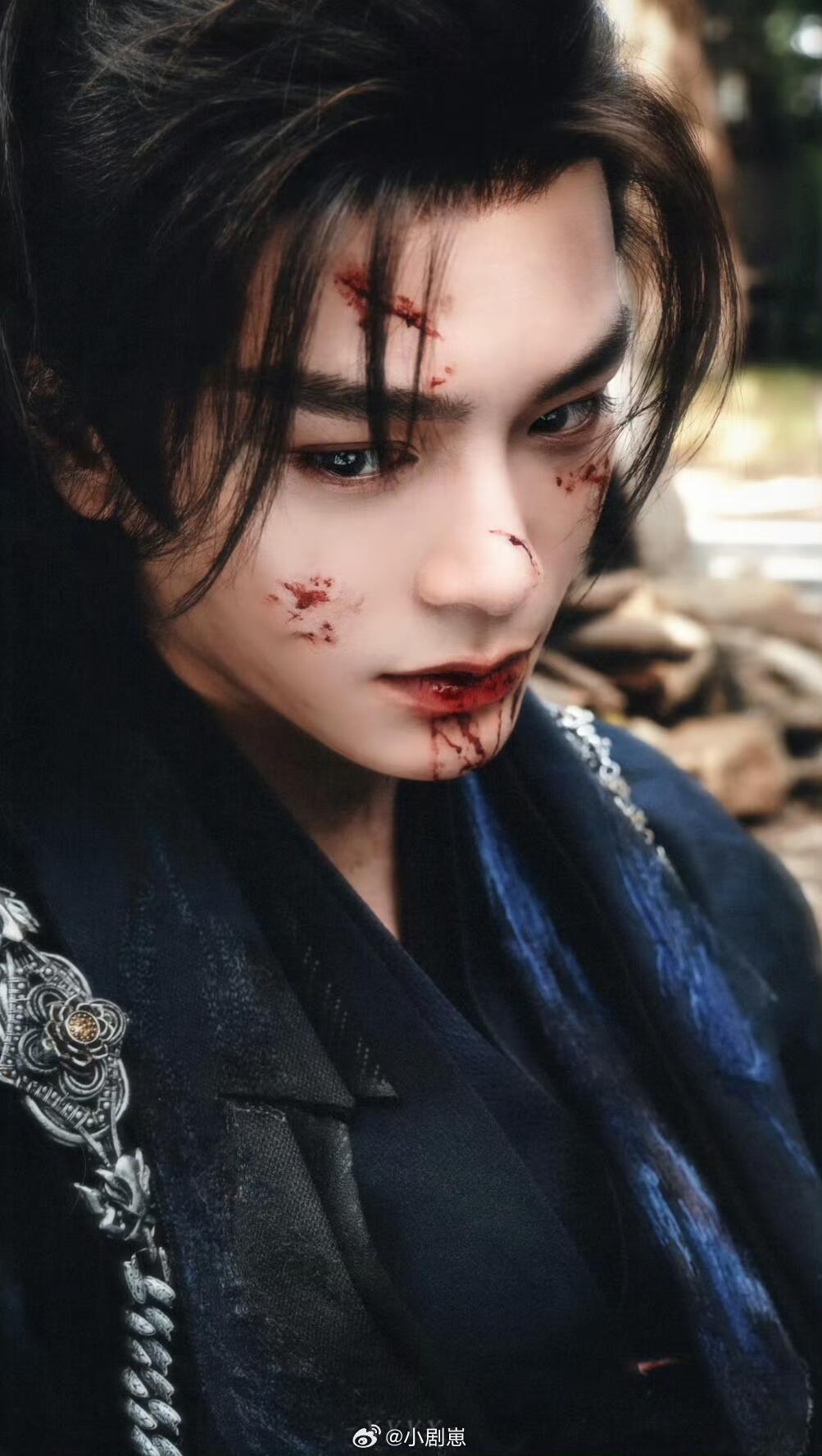 丁禹兮战损统治区古偶虐感区丁禹兮《山河枕》卫韫战损绝了！白衣带血破碎感拉满，每个