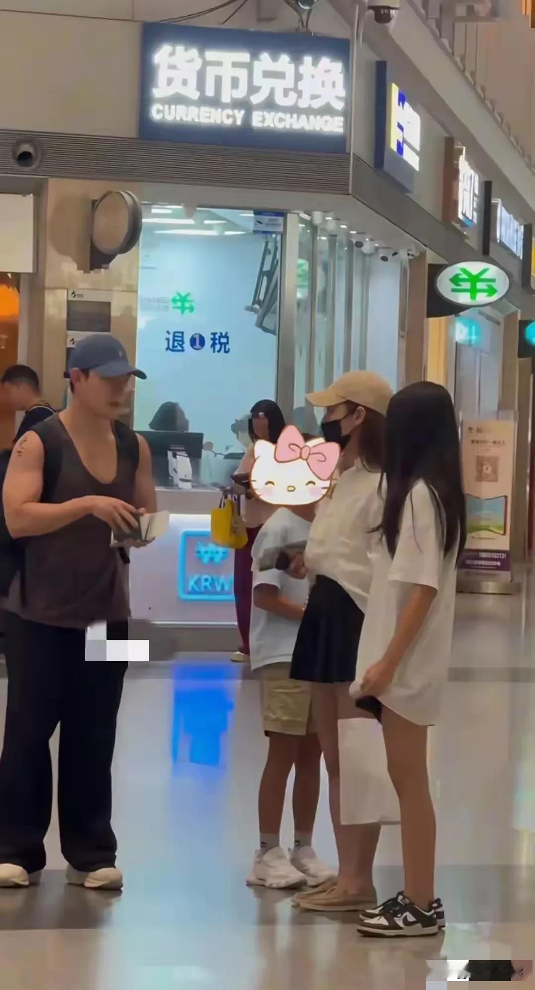 真是想不明白
怎么还一直有人说

亲妈保护了孩子那么久

亲爸才带了几天为了流量