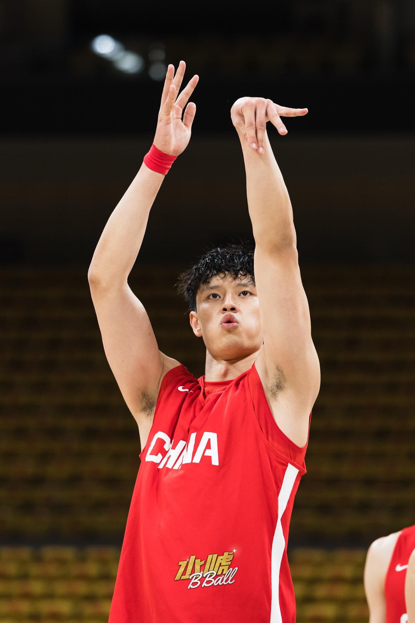 水唬篮球 世预赛首战越来越近了期待锋线上的双剑合璧中国男篮主场化身黄色海洋男篮世