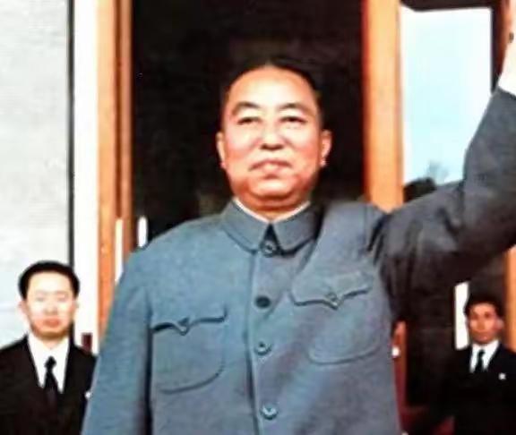 毛主席为啥在1976年，把摊子交给“没啥名气”的华国锋？周总理当年的疑问，藏着大