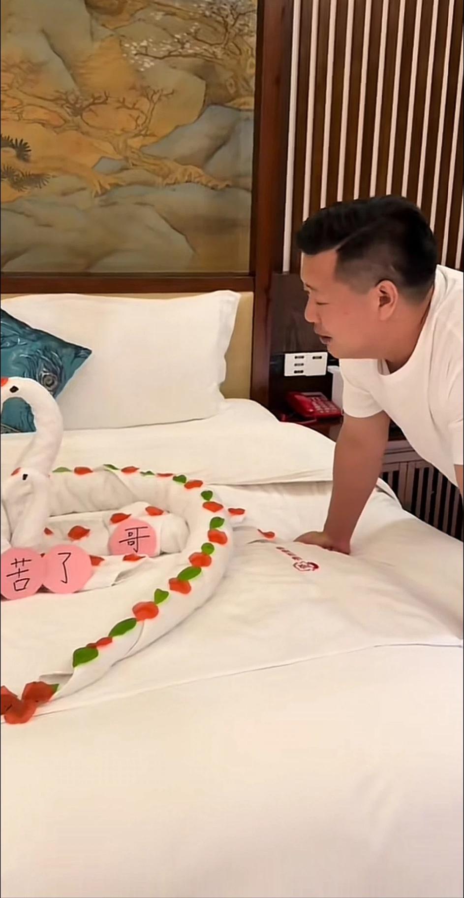 顶流网红张大炮，昨天爽歪歪了。昨天他到贵州遵义贤酒庄园，看望自己的好兄弟贤酒董事