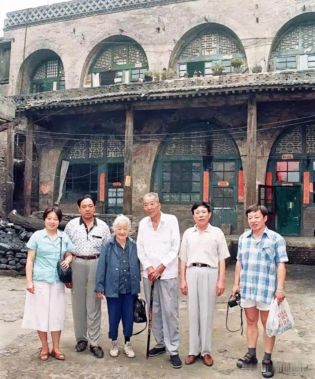 2002年一张珍贵留影！何泽慧重回灵石两渡老宅，一生只回过故乡两次
 
2002