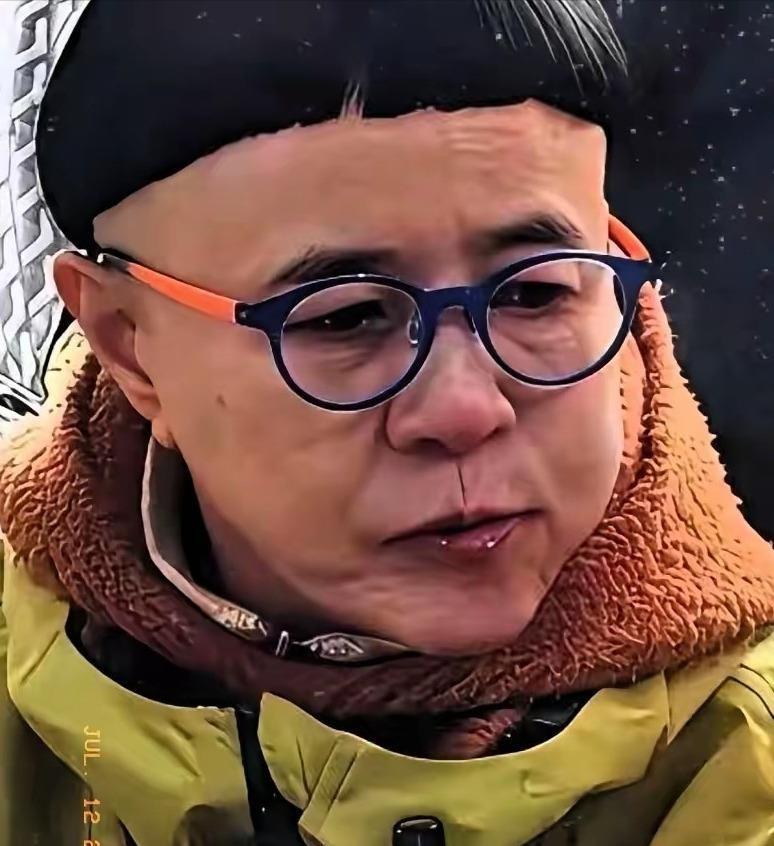 60岁的金龟子最近又上热搜了，每月8900退休金不算啥，为了剪那个留了30年的锅