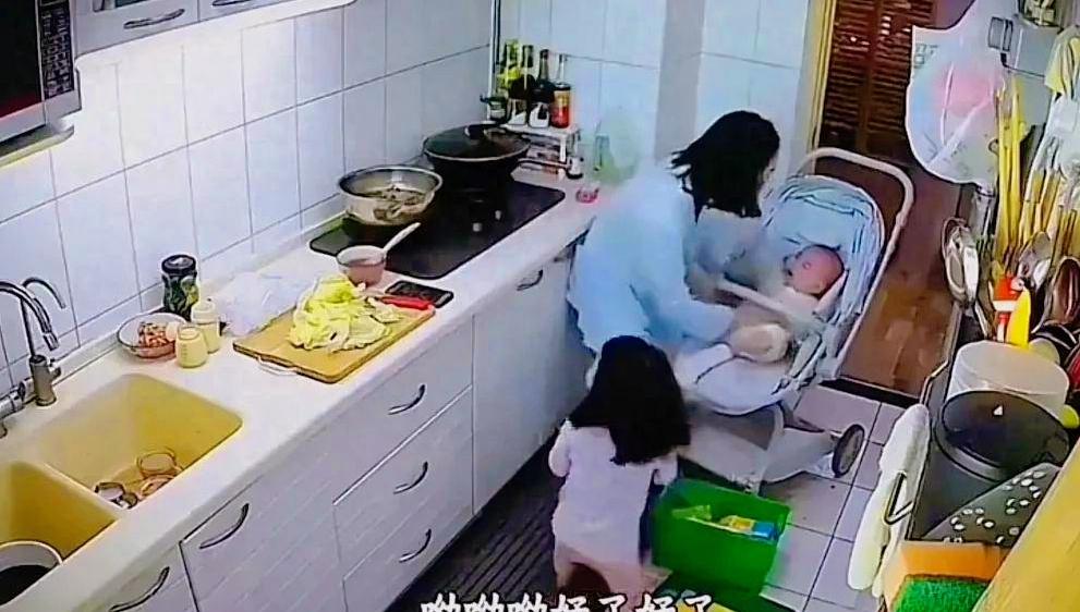 婚后最窒息的不是带娃累
是婆婆天天来监工，啥活都不干
 
1、她一上门，你立马停