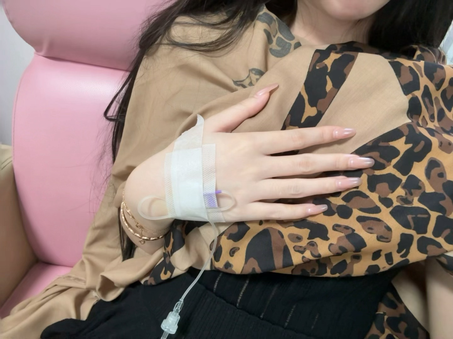 呜呜 输液4天了 但是一看我的手好白 ​​​