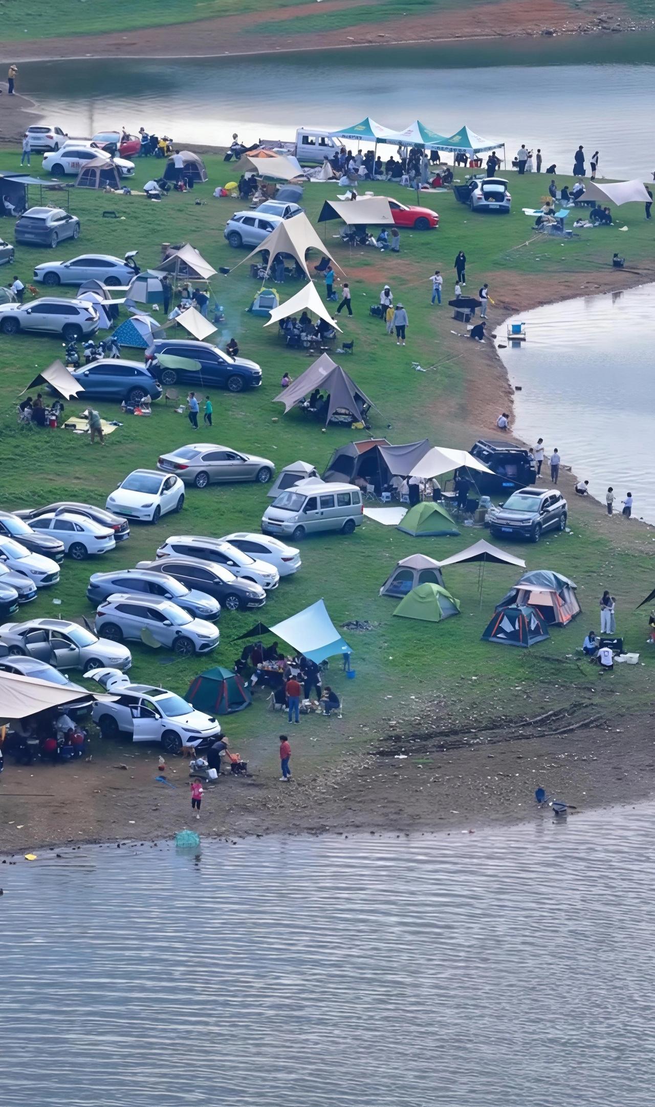 身边不少家庭早就这么安排了。家住观山湖的张阿姨，往年五一总要跟着亲戚去外省赶热门