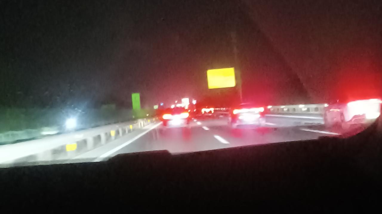 还有一个小时就大年三十了，大家都到家了吧！还有人在路上吗？

这个点儿走真好，出