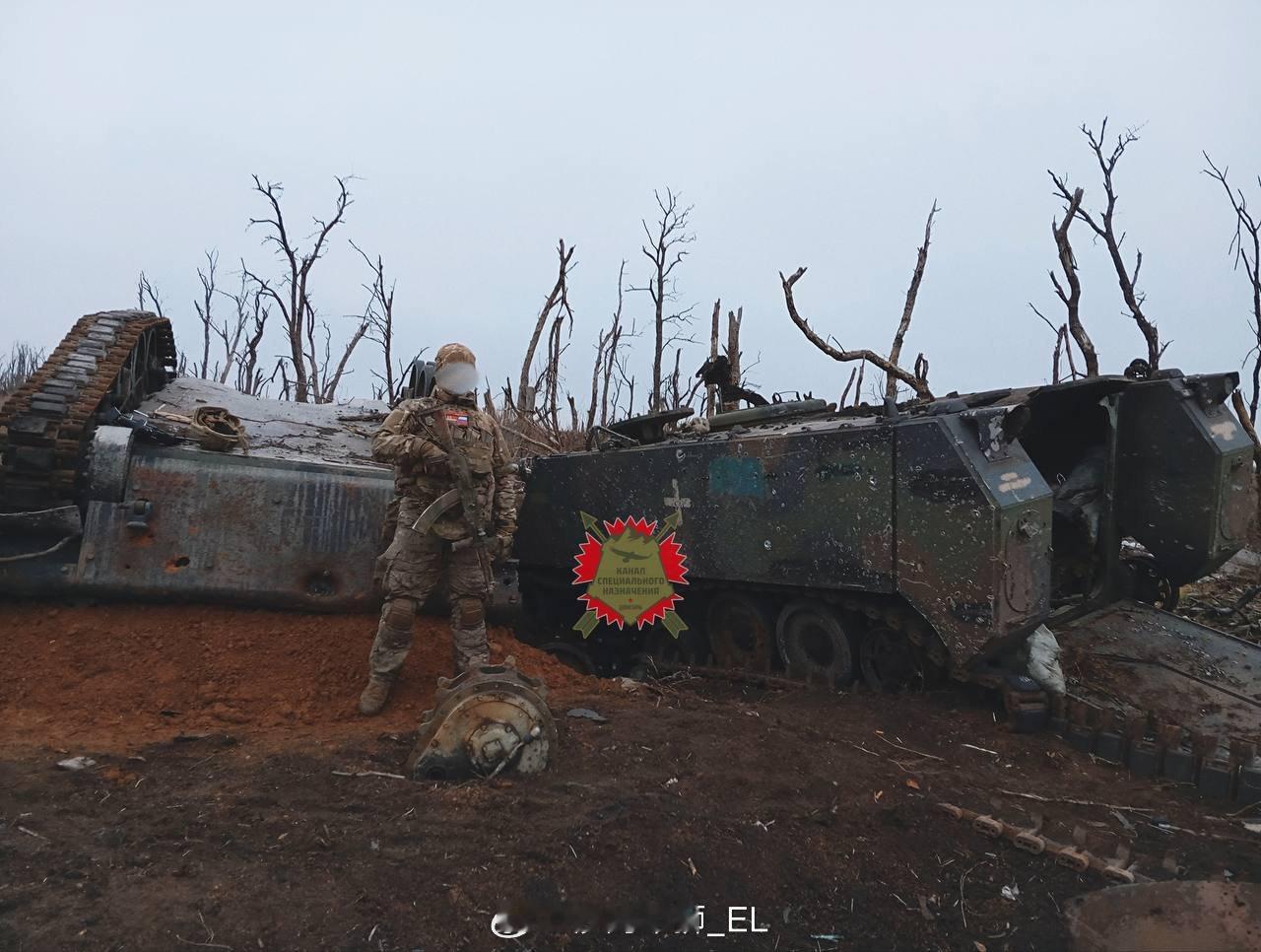 南顿涅茨克方向，俄国人和两台乌车残骸合影。 ​​​