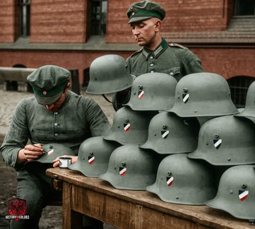 1933年春，纳粹上台后，一名士兵在一顶一战时期的M16/M18型钢盔上绘制了新