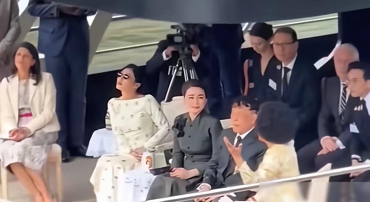 帕查拉公主病故还不到一个月，玛哈国王带着老婆和小女儿就去法国，这个时间点确实扎眼
