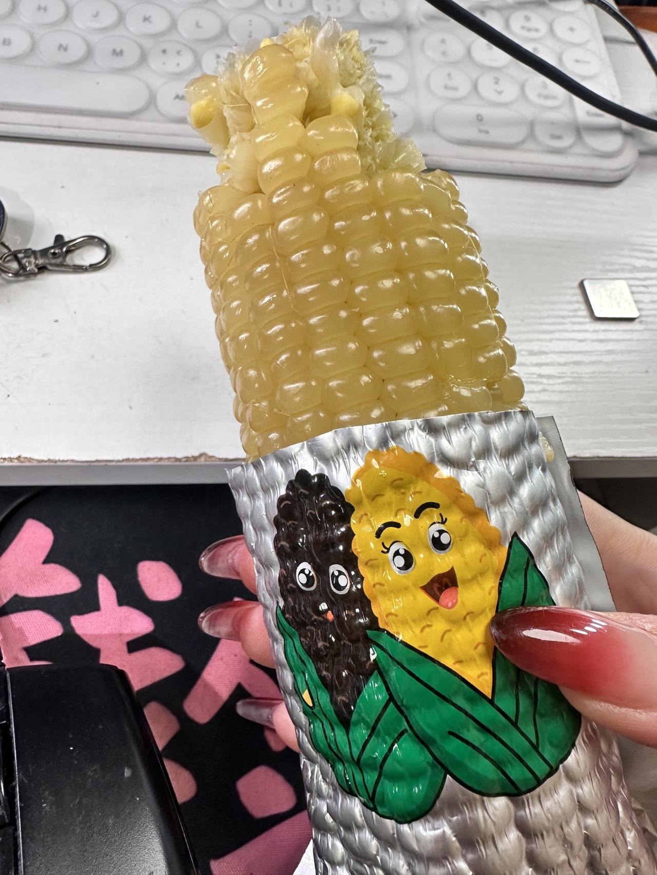 这个糯玉米很好吃，呆呆丝勾一，喜欢吃的去橱窗里面，