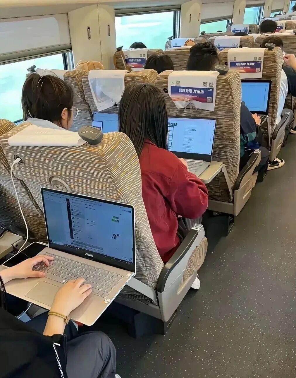整个车厢，感觉只有我一个闲人[衰][衰]
搞得我像个“无业游民”一样[捂脸][捂