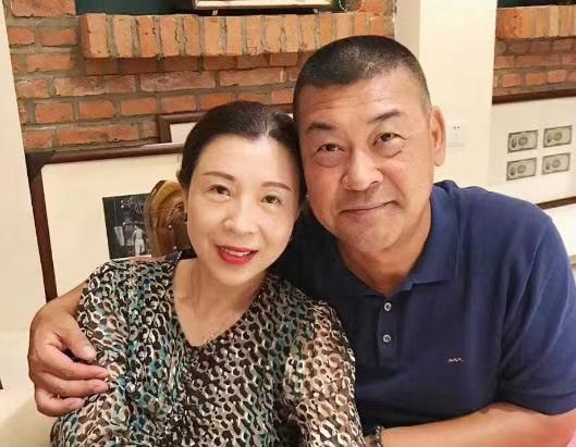 勇敢的往前走一步，婚姻事业都美满

二十年婚姻，像一池被时光温着的水，看似平静，